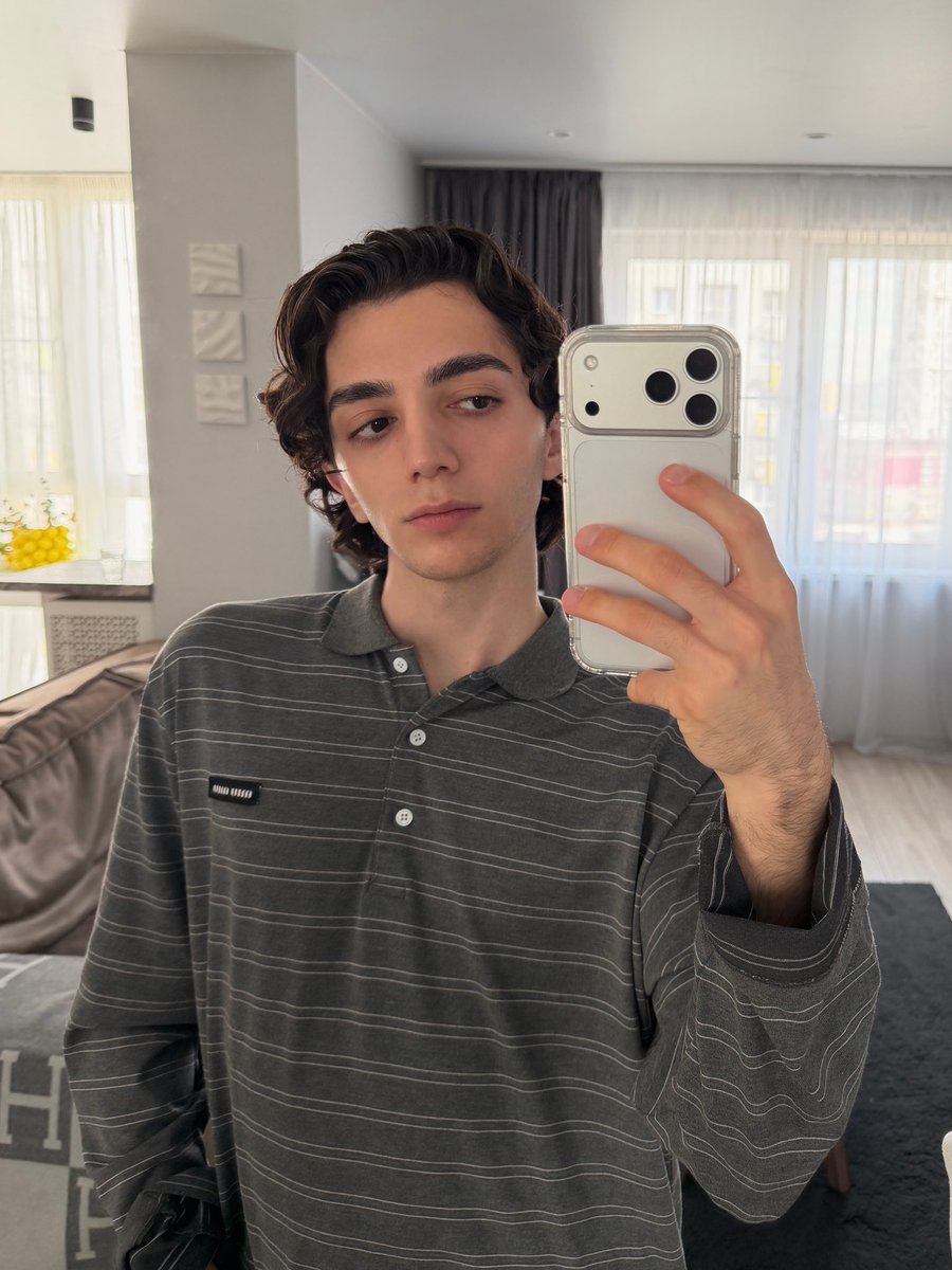 главный персонаж tweet media