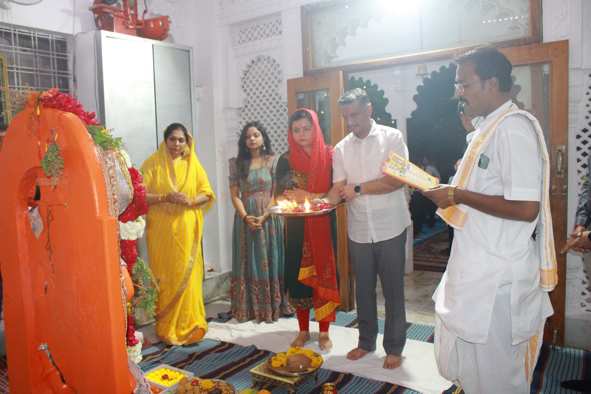 हनुमान जयंती के पावन अवसर पर हनुमान मंदिर में विशेष पूजा का आयोजन किया गया, जिसका सफल संचालन पद्मिनी हाउस द्वारा किया गया। कार्यक्रम में श्रद्धा, भक्ति और अनुशासन का सुंदर समन्वय देखने को मिला। कैडेट्स एवं स्टाफ ने उत्साहपूर्वक भाग लेकर भगवान हनुमान का आशीर्वाद प्राप्त किया।