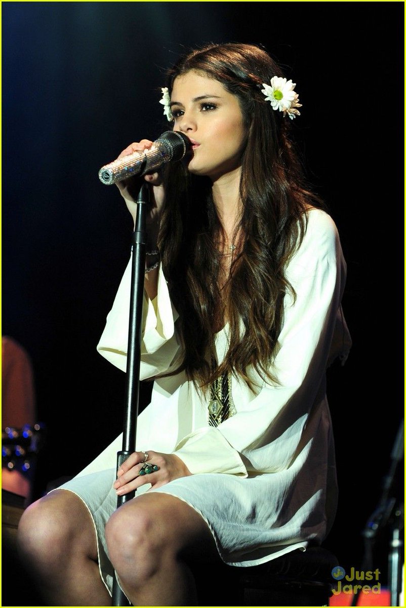 queen selena tweet media