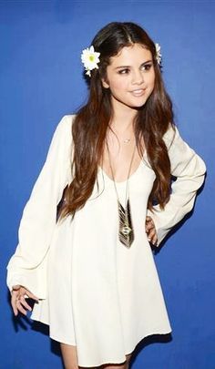 queen selena tweet media