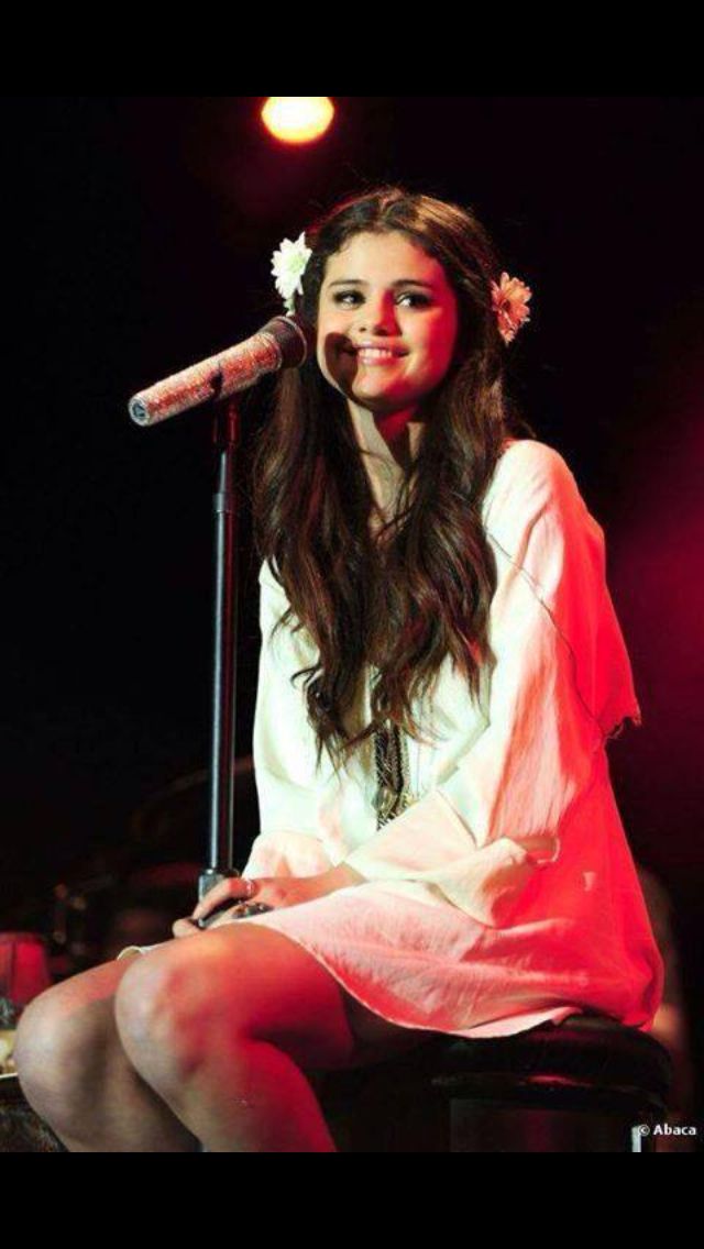 queen selena tweet media