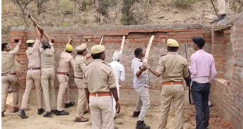 bstvlive's tweet photo. चंदौली: चन्दौली में वन विभाग का बड़ा एक्शन
➡जंगल की जमीन पर बने मकान ध्वस्त
➡रेन्जर अश्विनी चौबे ने दी थी चेतावनी
➡टीम संग पहुंचकर कराया ध्वस्तीकरण
➡चकिया तहसील के भीषमपुर का मामला
#Chandauli #ForestAction #Demolition @UpforestUp https://t.co/5xEVxuJkKk