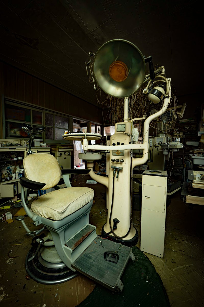 komamasa's tweet image. 歯科の廃墟
もう閉院して十数年経ってそうなのだけど2025年に治療して頂いてありがとうございましたってネットでレビューが有るのよね。不思議だ
#廃墟　#abandoned #Urbex