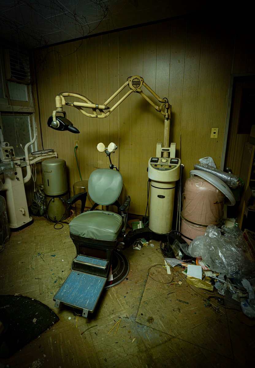 komamasa's tweet image. 歯科の廃墟
もう閉院して十数年経ってそうなのだけど2025年に治療して頂いてありがとうございましたってネットでレビューが有るのよね。不思議だ
#廃墟　#abandoned #Urbex