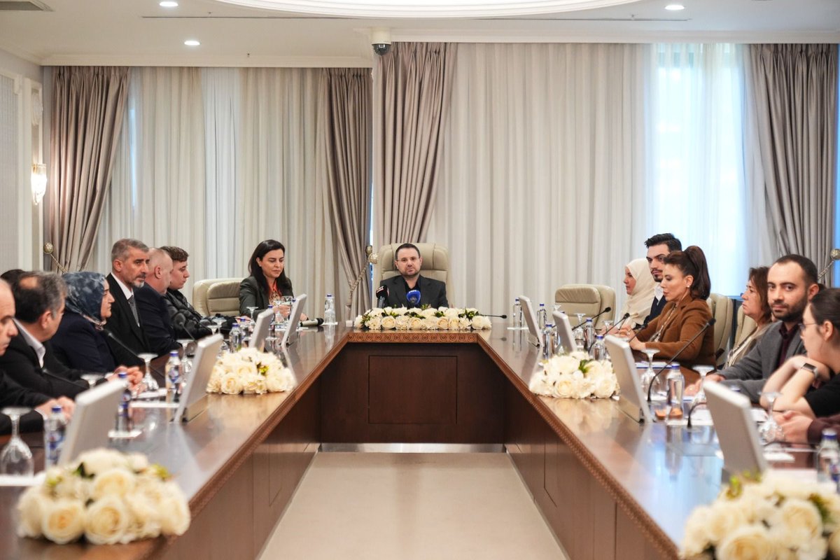 MutluayTanju's tweet photo. Sayın Bakanımız Akın Gürlek ile gerçekleştirdiğimiz görüşme, son derece samimi ve yapıcı bir ortamda gerçekleşmiştir.

Kendilerinin ifade ettiği üzere, sorunları doğrudan dinlemeye açık bir yaklaşım sergilemiş; bizleri kahvaltıda ağırlayarak taleplerimizi bizzat dinleme imkânı sağlamıştır.

Mağdur ailelerin sesine kulak veren, süreci yakından takip eden bir iradenin varlığını görmek bizler açısından son derece kıymetlidir.

Nazik ev sahipliği ve çözüm odaklı yaklaşımı için teşekkür ederiz Sayın Bakanım.