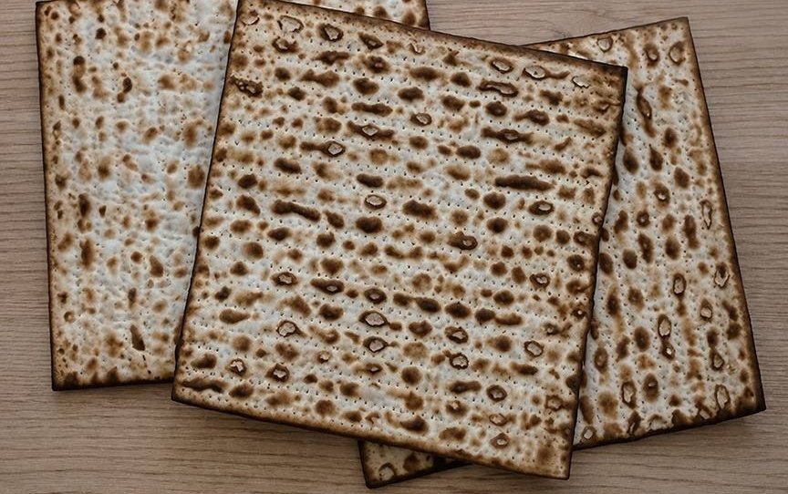 هذا الخبز بدلًا من الطعام… الاحتلال يصعّد سياسة التجويع بحق الأسرى في "الفصح اليهودي"

هذا الخبز الذي يُقدَّم للأسرى بعد سحب الخبز العادي خلال "عيد الفصح اليهودي"، بات وجبتهم اليومية: ثلاث حبات "متسوت" (الخبز غير المختمر)، مع كميات ضئيلة لا تتجاوز نصف حبة بطاطا أو القليل من
