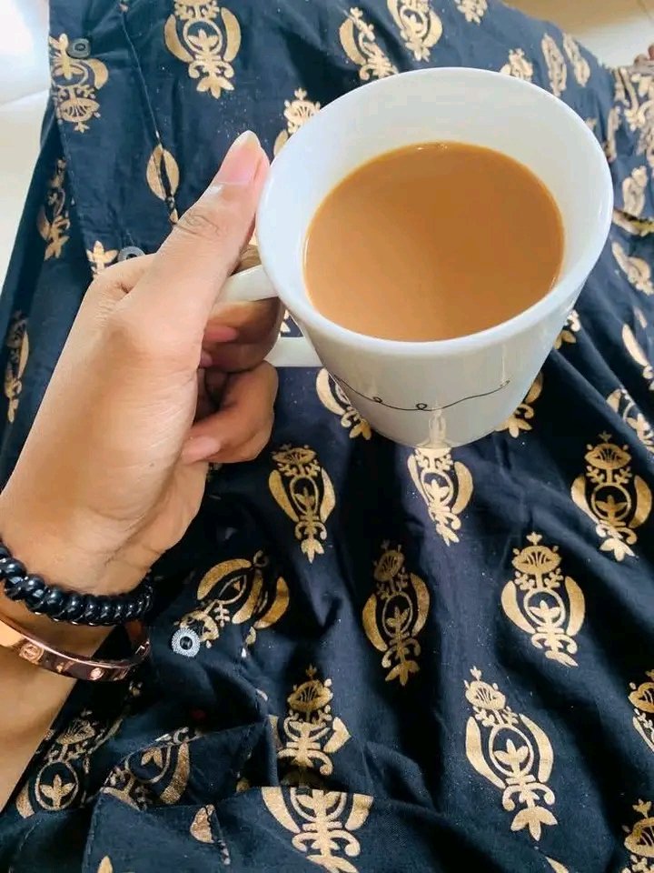 GothwalPri80152's tweet photo. good evening 
चाय सिर्फ एक पेय नहीं, एक एहसास है ☕
हर घूंट में सुकून और यादों की मिठास है
सुबह की शुरुआत हो या शाम की थकान
चाय हर पल को बना देती है खास
दोस्तों के साथ हो तो बातें और भी गहरी हो जाती हैं
अकेले में हो तो खुद से मुलाकात कराती है
सच कहें, चाय में ही जिंदगी की छोटी-छोटी खुशियाँ छुपी होती हैं