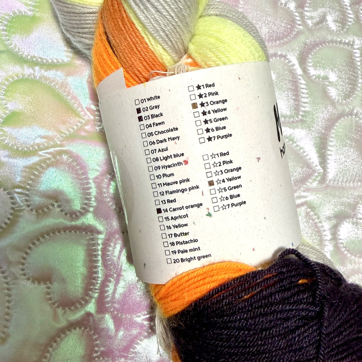 airchan_knitter's tweet photo. ちょっと可愛すぎる毛糸をご提供いただいたのでぜひ見てください!
#2323yarn の #My_choice ❤️🔥
ミニかせを5色好きな色選べるんだって!
さすが2323yarn!めちゃくちゃ発色が綺麗!そしてミニかせがまとまってる状態も可愛くて解けない🥲♡
どれも可愛いお色ばかりで好きな色5色なんて選びきれない🥲ワイはランダムで選んだんだけど、たまたま好きな色ばかりのが出てきて幸🫶
販売開始されたら今回選びきれなかったお色で注文したい!です!🙇♀️