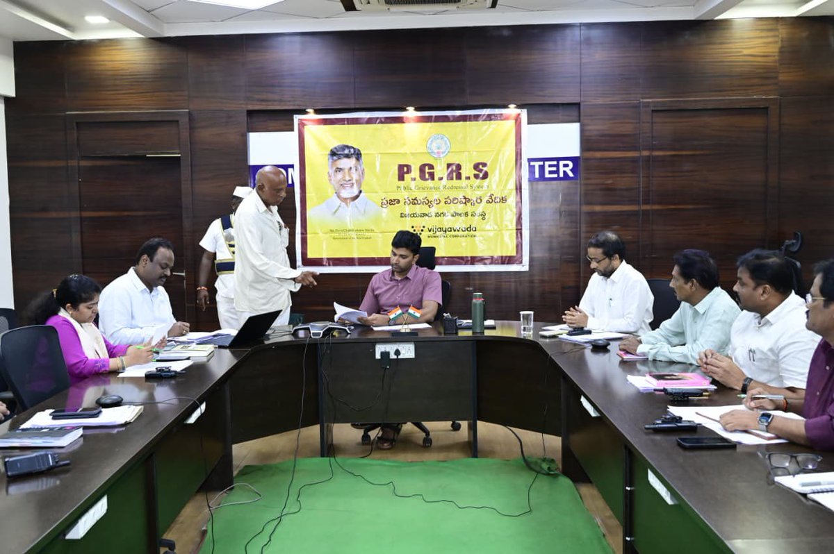 ourvmc's tweet image. Sri Dhyanachandra H M IAS, Commissioner, VMC, conducted PGRS (Public Grievance Redressal System) review meeting at VMC Command Control Centre.
Officials were directed to resolve public grievances promptly and ensure better service delivery across the city.

#PGRS #VMC #Vijayawada