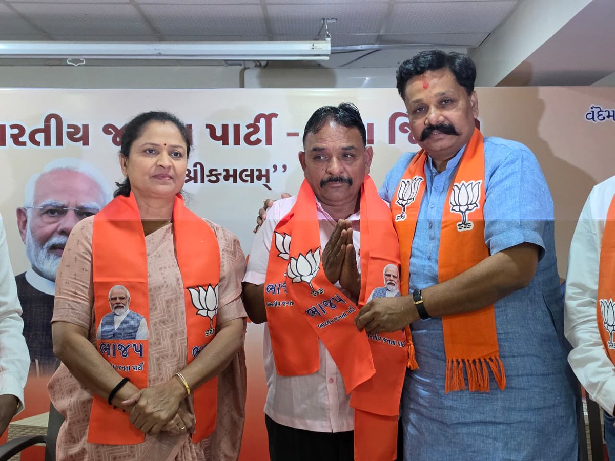 iarjunsinhbjp's tweet photo. આજરોજ મહેમદાવાદ તાલુકા કોંગ્રેસના પૂર્વ પ્રમુખ, તાલુકા પંચાયતના પૂર્વ સભ્ય તેમજ ઘોડાસર ગામના પૂર્વ સરપંચ અને ક્ષત્રિય સમાજના આગેવાન શ્રી પર્બતસિંહ ડાભી આશરે 50 જેટલા કાર્યકર્તાઓ સાથે ભારતીય જનતા પાર્ટીમાં વિધિવત્ રીતે જોડાયા. https://t.co/XuY2H7KAgG