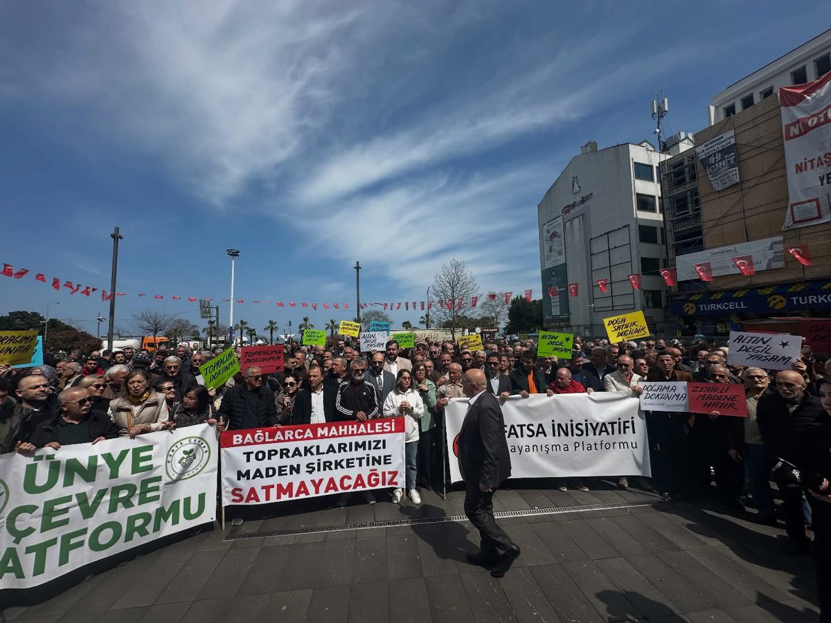 Fatsa’da planlanan maden faaliyetlerine karşı tepkiler Cumhuriyet Meydanı’nda birleşti. Düzenlenen buluşmada farklı kesimlerden çok sayıda isim ve vatandaş bir araya gelerek ortak duruş sergiledi.

Fatsa Ticaret ve Sanayi Odası Başkanı Tayfun Karataş, Fatsa Ziraat Odası Başkanı