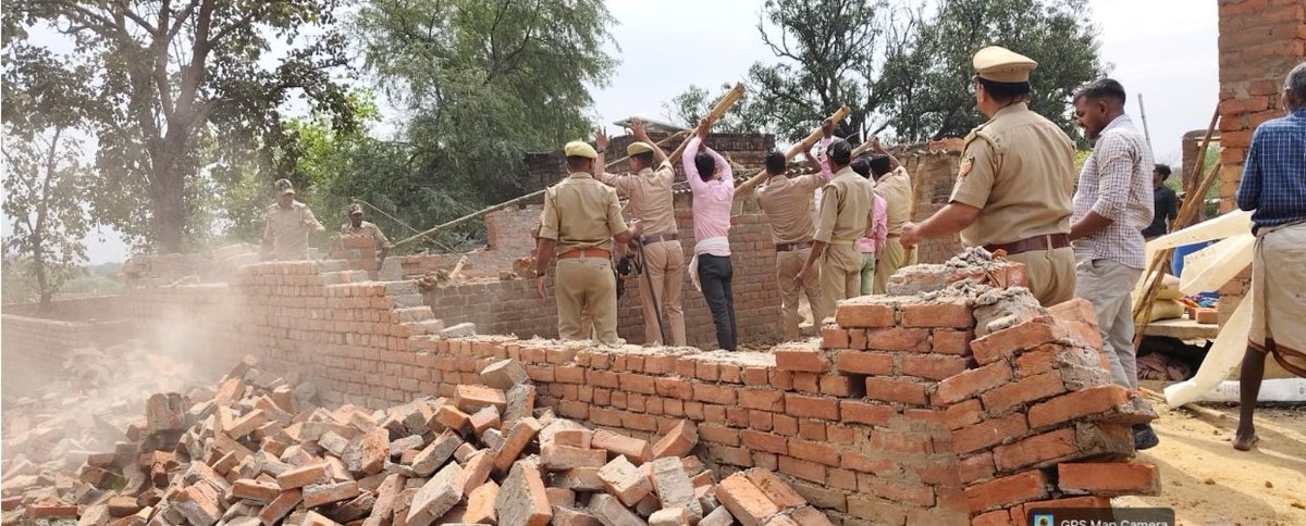 bstvlive's tweet photo. चंदौली: चन्दौली में वन विभाग का बड़ा एक्शन
➡जंगल की जमीन पर बने मकान ध्वस्त
➡रेन्जर अश्विनी चौबे ने दी थी चेतावनी
➡टीम संग पहुंचकर कराया ध्वस्तीकरण
➡चकिया तहसील के भीषमपुर का मामला
#Chandauli #ForestAction #Demolition @UpforestUp https://t.co/5xEVxuJkKk