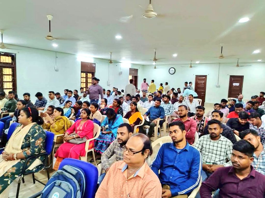 BadriDhal's tweet photo. ଭୁବନେଶ୍ୱରସ୍ଥିତ ରେଡ଼କ୍ରସ ଭବନଠାରେ (OPTCL) ଓପିଟିସିଏଲ୍ ଶ୍ରମିକ କର୍ମଚାରୀ ସଂଘର ଅଷ୍ଟମ ବାର୍ଷିକ ଅଧିବେଶନରେ ଯୋଗଦେଲି। ଏଥିରେ ରାଜ୍ୟର ବିଭିନ୍ନ ପ୍ରାନ୍ତରୁ ଆସିଥିବା ସଂଘର ଭାଇ, ଭଉଣୀମାନଙ୍କ ବିଭିନ୍ନ ସମସ୍ୟା ସମ୍ପର୍କରେ ଅବଗତ ହେବା ସହ ସେମାନଙ୍କ ସହିତ ବାର୍ତ୍ତାଳାପର ସୁଯୋଗ ପାଇଲି।
#Bhubaneswar #OPTCL https://t.co/XfesUeFyzY