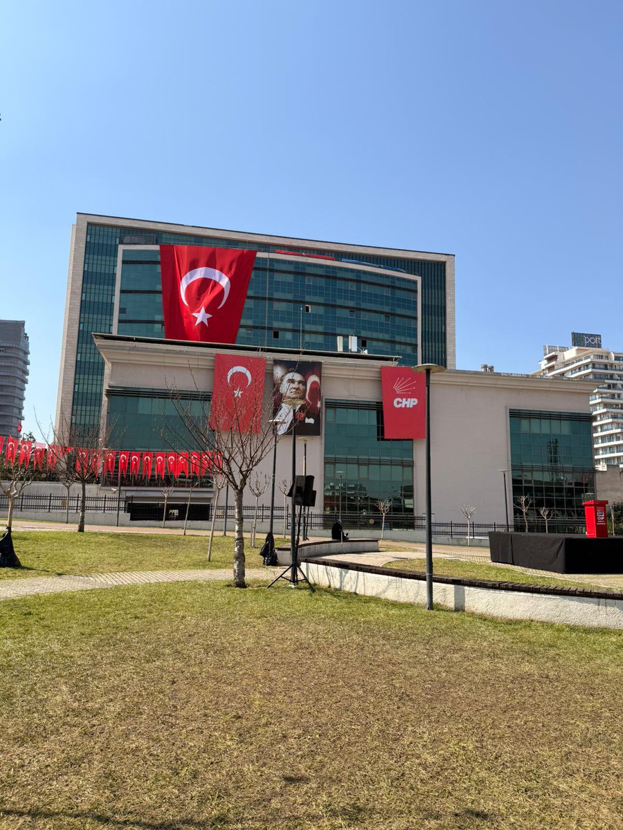 Yaptıkları ilk iş ne oldu biliyor musunuz?

Bursa Büyükşehir Belediyesi binasında asılı olan Genel Başkanımız Sayın Özgür Özel’in, Cumhurbaşkanı adayımız Ekrem İmamoğlu’nun ve Büyükşehir Belediye Başkanımız Mustafa Bozbey’in fotoğraflarını indirmek…

Çünkü tahammülleri yok.