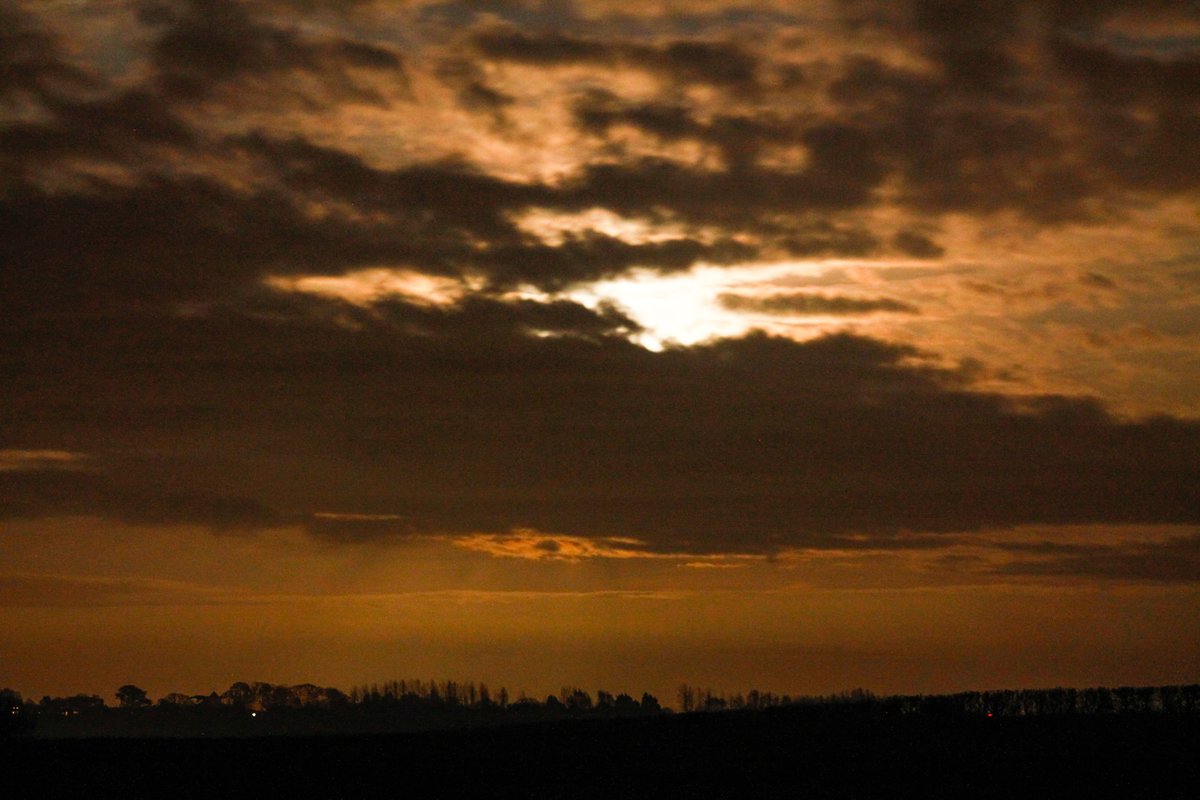 Spicey_Spiney's tweet photo. More photos from Friday 3rd April 2026, this time showing some faint #MoonRays poking through the band of cloud. It's only the second time I've photographed them, but our meteor cameras have caught them a few times. Oxfordshire, UK Canon 1100D + 18-55mm lens #CrepuscularRays https://t.co/6Yxt1yRRyH