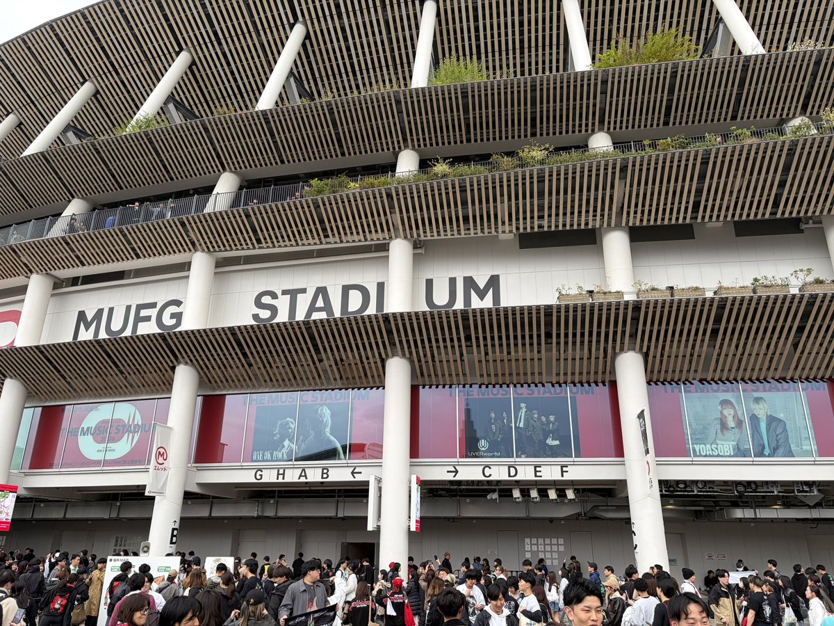 crewmasa03's tweet photo. ONE OK ROCK × UVERworld
チケ譲っていただけたお陰で歴史的LIVEの目撃者になれました。
ワンオクって昔はよく聴いてて最近は聴かず嫌いしてたけど、、度肝抜かれましたかっこよすぎた。
そして∞が内秘心書歌ったって事実だけで半年飯食えそう。
今後はOORerとも仲良くしていきたい😂 https://t.co/4q9DM2MPVz