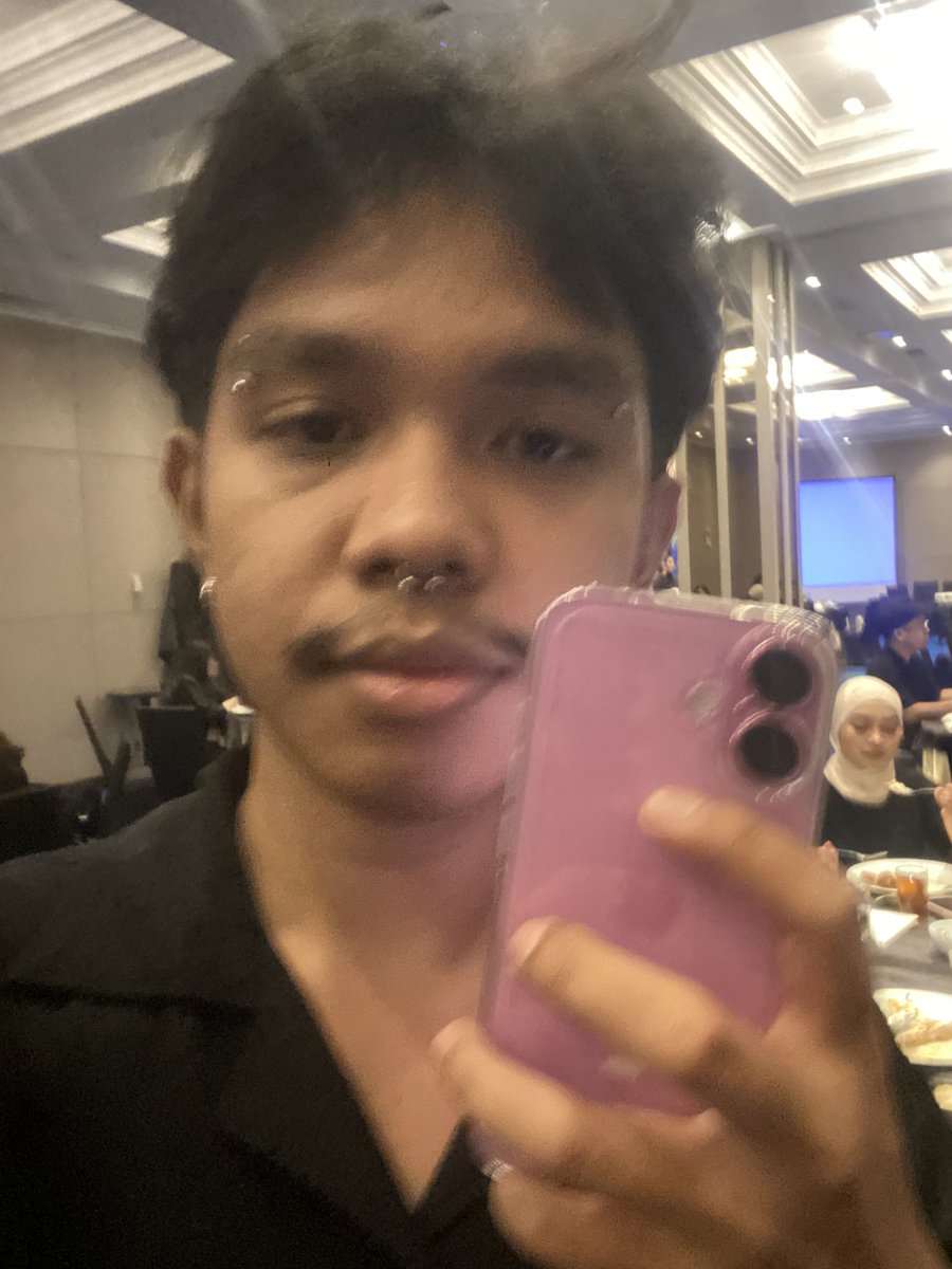 riskandar tweet media