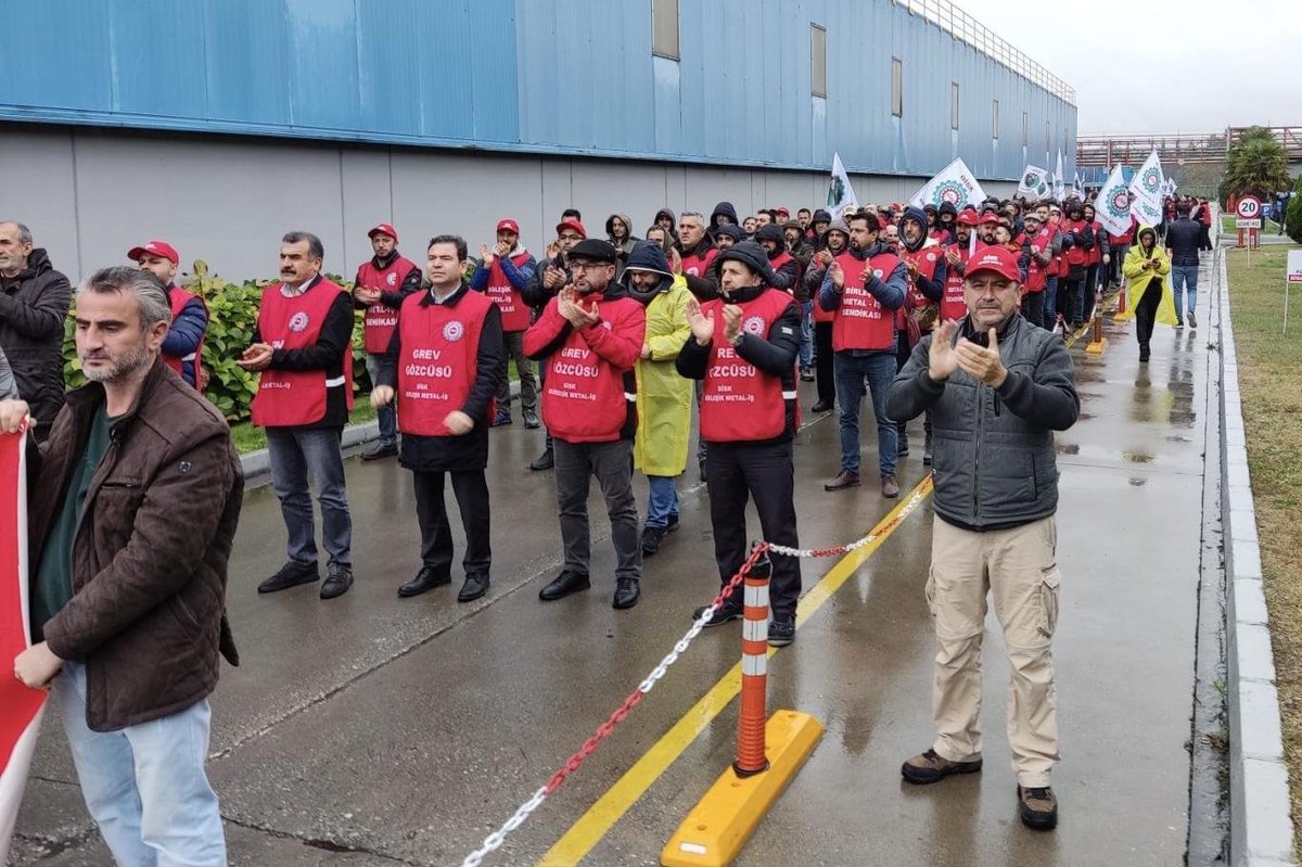 birlesik_isci's tweet image. Kocaeli'de kurulu Bekaert’te, TİS görüşmelerinde sendikanın %140’lık zam talebine işverenin %68 teklif etmesi üzerine, fabrikalara grev kararı asıldı.

@BirlesikMetal

#Grev
#Bekaert