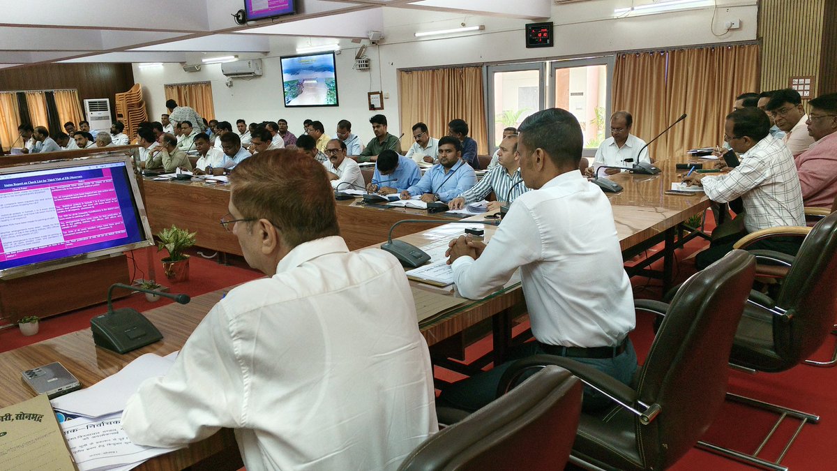 रोल ऑब्जर्वर/मंडलायुक्त विंध्याचल श्री राजेश प्रकाश की अध्यक्षता में सोनभद्र में 01.01.2026 अर्हता तिथि पर मतदाता सूची अंतिम प्रकाशन की तैयारियों की समीक्षा की गई संबंधित अधिकारियों को आवश्यक दिशा निर्देश दिए। <a href="/ECISVEEP/">Election Commission of India</a> <a href="/ceoup/">CEO Uttar Pradesh</a>