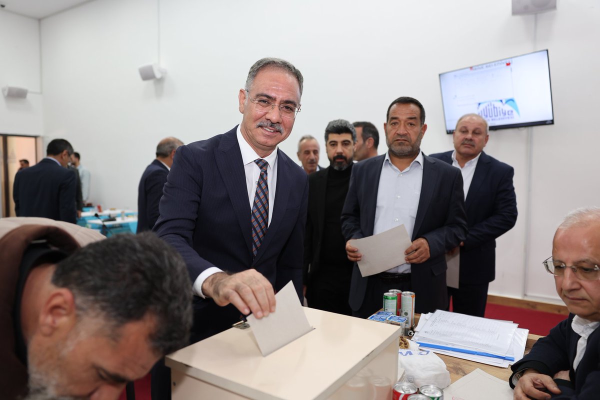 mehmetkusnet's tweet photo. Yeni dönemimizin ilk Meclis toplantısında alınan kararların ilçemiz adına hayırlara vesile olmasını diliyorum.

Eyyübiye Belediye Meclisimizin 1. Meclis Başkanvekilliğine seçilen Abdullah Samak’ı ve 2. Meclis Başkanvekilliğine seçilen Hamza Göktaş’ı gönülden tebrik ediyor, görevlerinde üstün başarılar diliyorum.

Eyyübiye’miz için hep birlikte çalışmaya, üretmeye devam edeceğiz.

Durmak yok, yola devam inşallah.