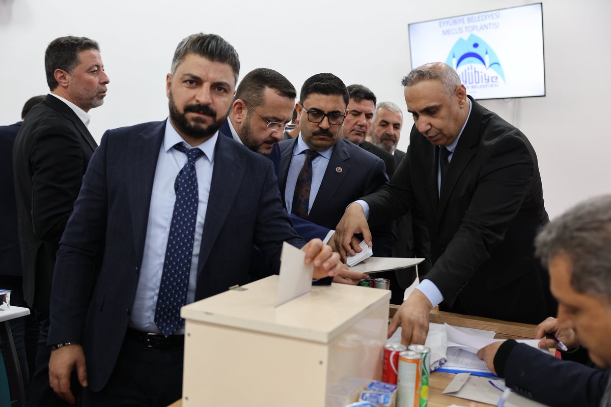 mehmetkusnet's tweet photo. Yeni dönemimizin ilk Meclis toplantısında alınan kararların ilçemiz adına hayırlara vesile olmasını diliyorum.

Eyyübiye Belediye Meclisimizin 1. Meclis Başkanvekilliğine seçilen Abdullah Samak’ı ve 2. Meclis Başkanvekilliğine seçilen Hamza Göktaş’ı gönülden tebrik ediyor, görevlerinde üstün başarılar diliyorum.

Eyyübiye’miz için hep birlikte çalışmaya, üretmeye devam edeceğiz.

Durmak yok, yola devam inşallah.