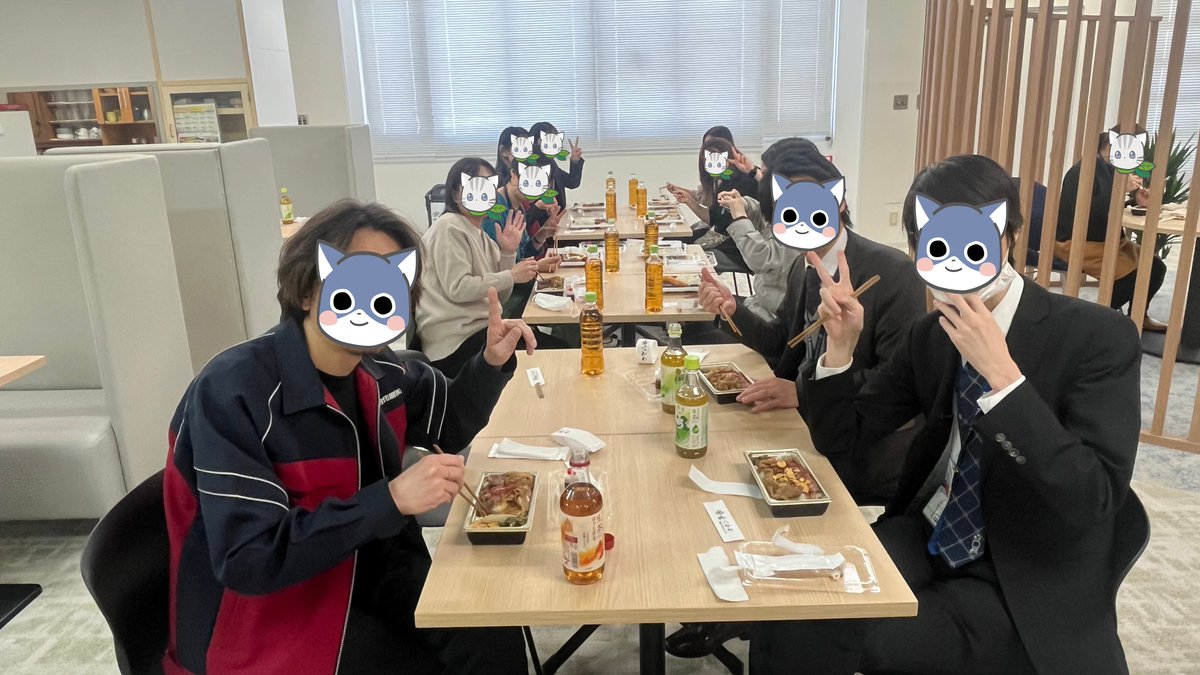 dpsjp's tweet photo. 本社5Fで新入社員🎉さんを交えた
昼食会を開催したにゃ！

各部署🏢がおもしろく自己紹介しながら
楽しくご飯🍽️を食べたにゃ〜😄

新メンバーの笑顔😺と
あたらしい風を感じながら、
これからチームの一員として頑張りましょうにゃ〜！
#企業公式つぶやき部 #新入社員 https://t.co/60lWOUYd5Q