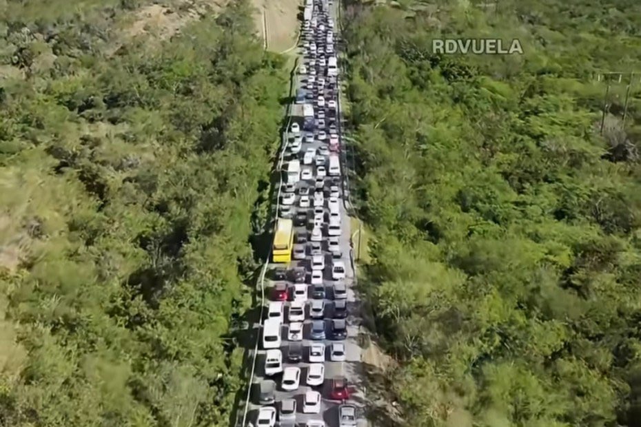 giovannida's tweet image. En #RD seguimos con miopía grave en planificación vial y movilidad.

La Circunvalación de Baní (inaugurada 2025) tiene puentes preparados para 4 carriles, derecho de vía suficiente… pero la construyeron con solo 2 carriles. En su primera Semana Santa 2026 tuvo que ser habilitada