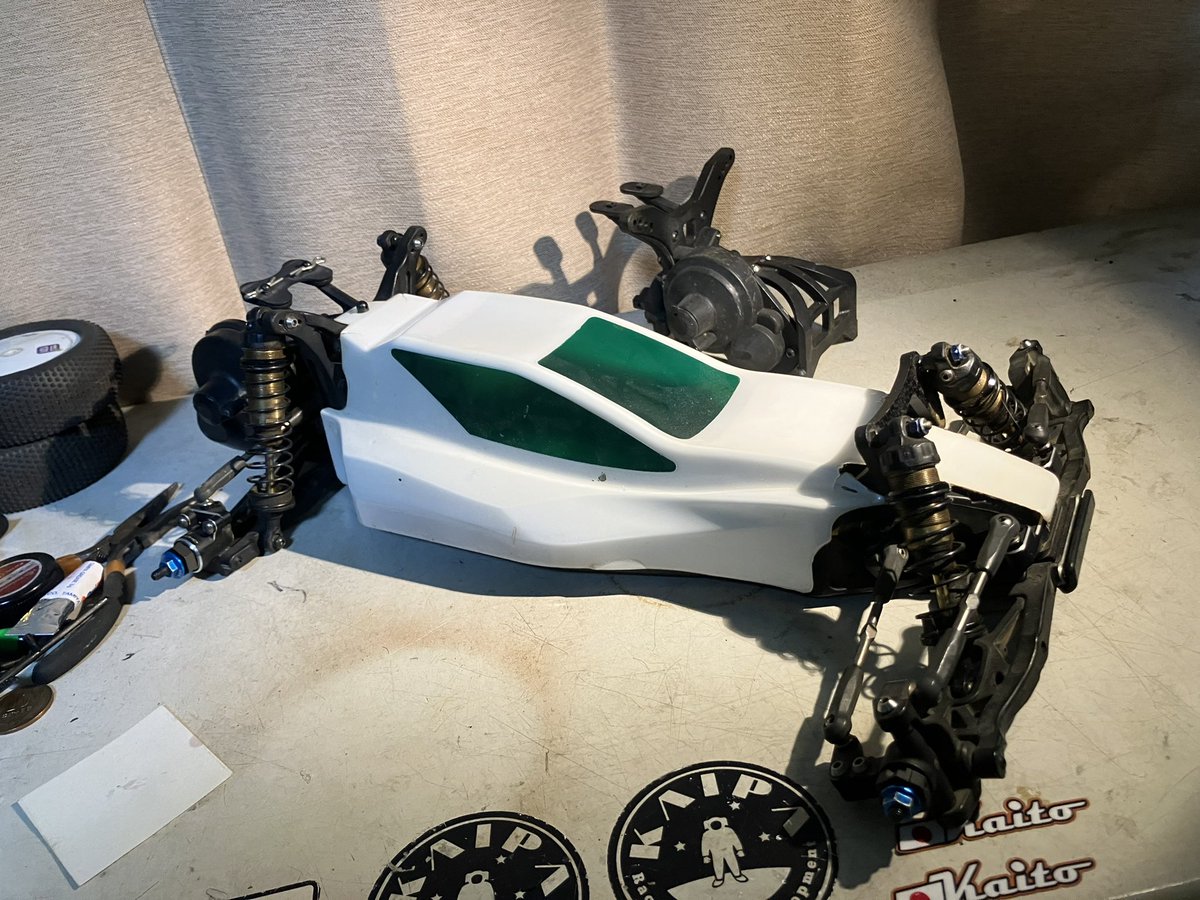 KIP_123456's tweet photo. RO2.0だった車を、2012年2月発売のB-MAX2風にしてみようと。シャーシ形状はほぼ一緒。今風のボディーも無問題。

2020年には興味本位でYZ2のリアモーターを作って、今回はさらにプラシャーシになって気持ち良きダート走行が出来るかな？笑

今日は30分だけw

#RO2.0
#kaipaRandD 

#ゆっくり作ろうRC https://t.co/hPEIwqQ7GQ