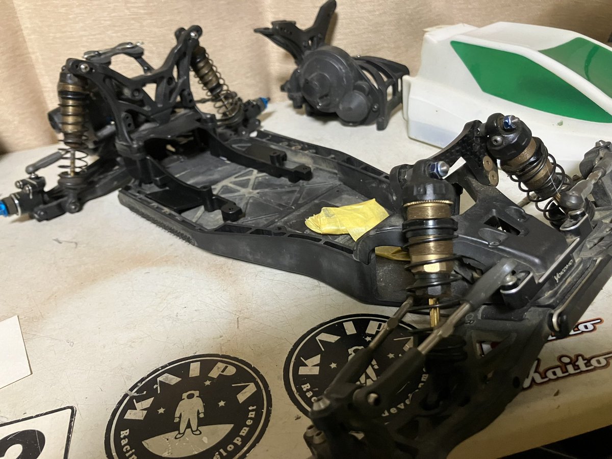 KIP_123456's tweet photo. RO2.0だった車を、2012年2月発売のB-MAX2風にしてみようと。シャーシ形状はほぼ一緒。今風のボディーも無問題。

2020年には興味本位でYZ2のリアモーターを作って、今回はさらにプラシャーシになって気持ち良きダート走行が出来るかな？笑

今日は30分だけw

#RO2.0
#kaipaRandD 

#ゆっくり作ろうRC https://t.co/hPEIwqQ7GQ