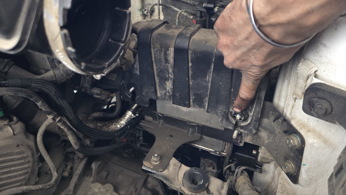 kunalbaru's tweet photo. @18002096006 @Mahindra_XUV7XO @anandmahindra @MahindraRise @Mahindra_Auto when your #XUV700 got diesel leakage from the main supply pipe. Local mech help to diagnose and do a temp fix as the pipe looks to be damaged due 2 vibrations. Engineering/Design failure. Stranded Nowhere. https://t.co/ZtzY1af1aH