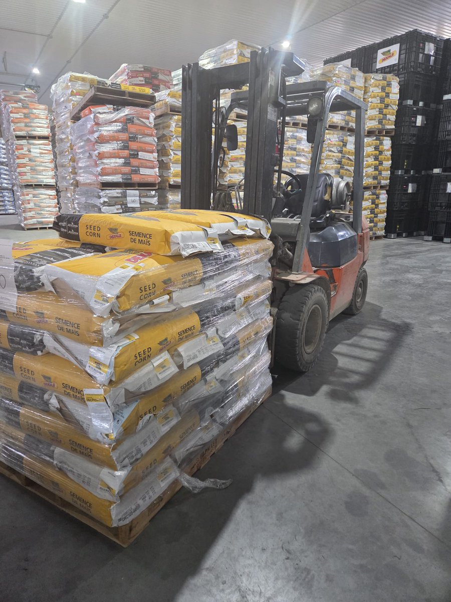 VeldaleFarms's tweet photo. The shop is buzzingβseed packing has officially begun!
Weβre getting your orders ready and canβt wait to get them out the door.
.
.
.
#SeedPacking #SpringIsComing #AgCommunity #dekalb https://t.co/yN3VTE3Dey