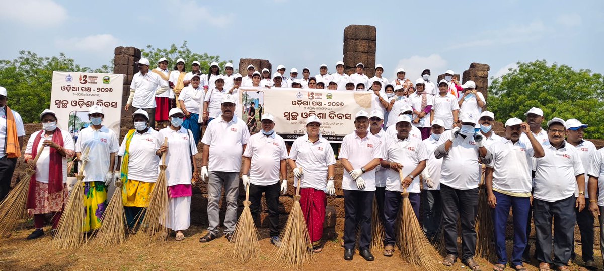 choudwarmunicip's tweet photo. ଓଡ଼ିଆ ପକ୍ଷ -2026 ପାଳନ ଅବସରରେ 'ସ୍ୱଚ୍ଛ ଓଡିଶା ଦିବସ' ରେ ଚୌଦ୍ୱାର ର ଐତିହ୍ୟ ସ୍ଥଳ ବିରାଟ ଗାଦି ରେ ସ୍ୱଚ୍ଛତା ଅଭିଯାନ କାର୍ଯ୍ୟକ୍ରମର ଆୟୋଜନ କରାଯାଇଥିଲା ପୌରପାରିଷଦ ର ପାରିଷଦ ବୃନ୍ଦ, ପୌର ଅଧକ୍ଷ୍ୟା, ସମସ୍ତ କର୍ମଚାରୀ, ସ୍ୱଚ୍ଛ ସାଥି, ସୁପର ଭାଇଜର କାର୍ଯ୍ୟକ୍ରମ ରେ ଯୋଗଦାନ କରିଛନ୍ତି 
@HUDDeptOdisha @SwachhBharatGov https://t.co/2ki9PNhzX3