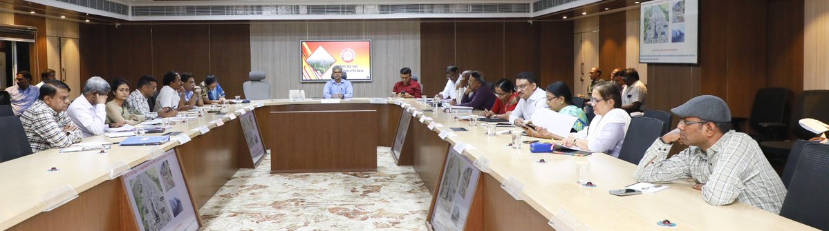 SCRailwayIndia's tweet image. Shri Sanjay Kumar Srivastava, General Manager, SCR holds review meeting on safety of train operations across the zone today at Rail Nilayam along with Principal Heads of Depts.
Divisional Railway Managers participated through video conference.

#safetyfirst #railways