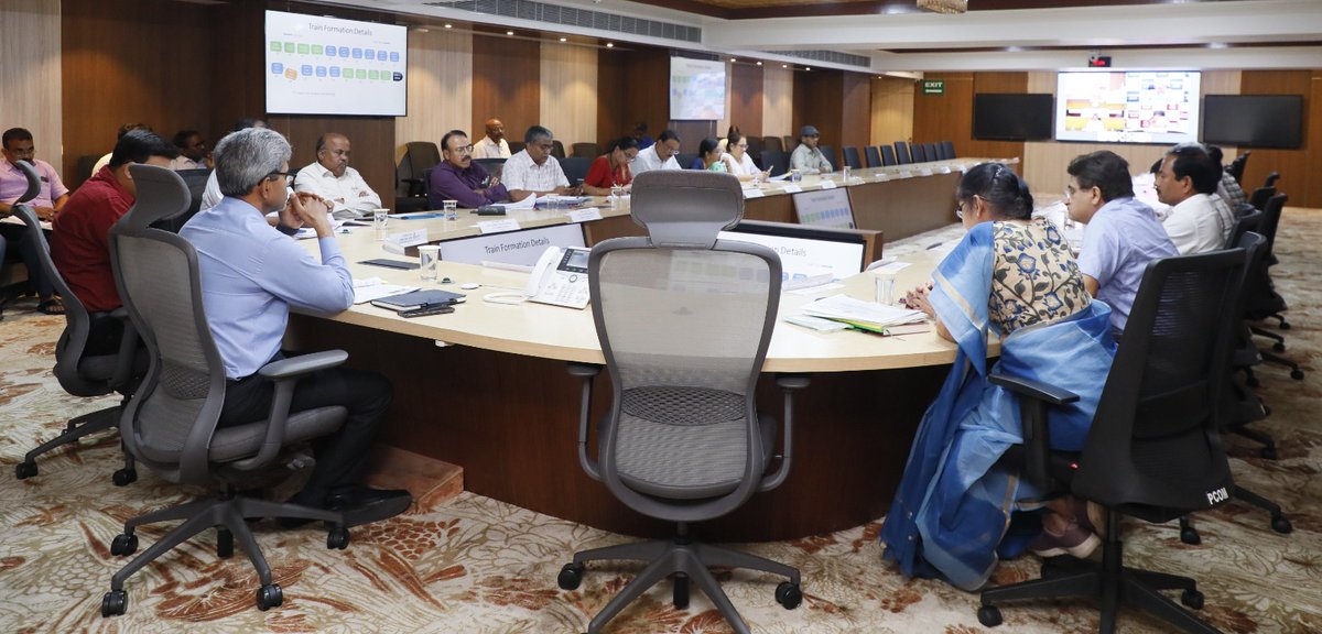 SCRailwayIndia's tweet image. Shri Sanjay Kumar Srivastava, General Manager, SCR holds review meeting on safety of train operations across the zone today at Rail Nilayam along with Principal Heads of Depts.
Divisional Railway Managers participated through video conference.

#safetyfirst #railways
