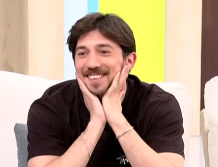 christypoly's tweet image. τι λουλουδι ειναι αυτο θα τρελαθω!!! #topaidi