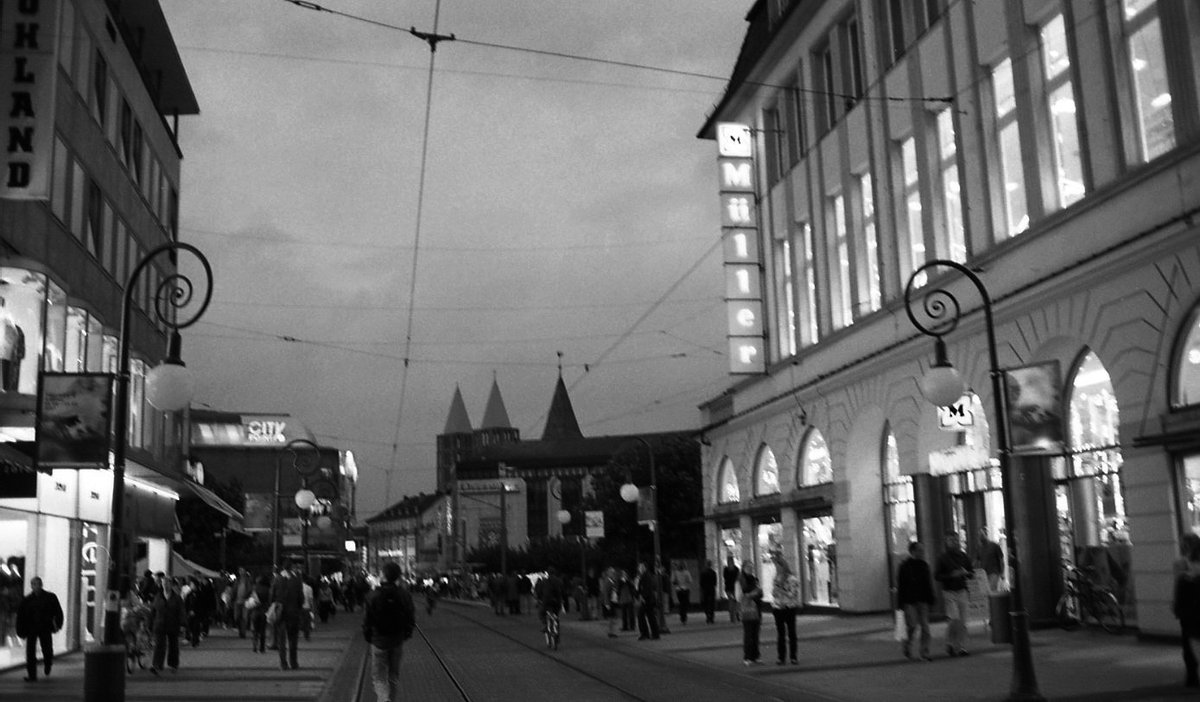 MiyajimaKei's tweet photo. 2007.8.30 Kassel Germany #モノクロ写真 #streetphotography #street #blackandwhite #blackandwhitephotography #filmcamera #monochrome #retrospective #documenta12 2007年、ドイツ、カッセルの街の灯り。ドクメンタ12を見に行った。 https://t.co/At28D0y0ue