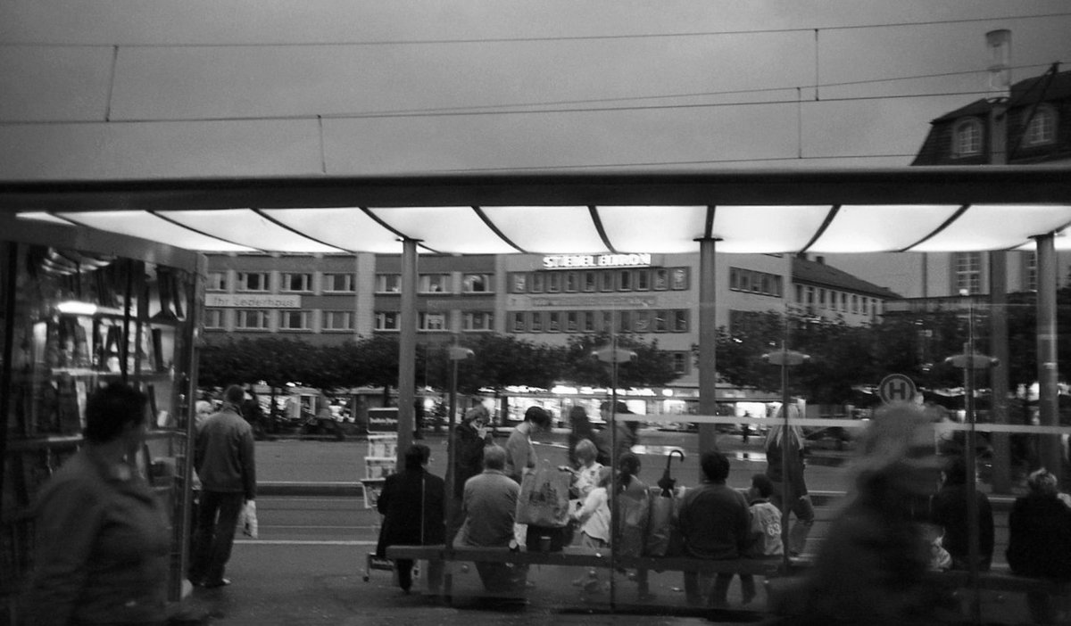 MiyajimaKei's tweet photo. 2007.8.30 Kassel Germany #モノクロ写真 #streetphotography #street #blackandwhite #blackandwhitephotography #filmcamera #monochrome #retrospective #documenta12 2007年、ドイツ、カッセルの街の灯り。ドクメンタ12を見に行った。 https://t.co/At28D0y0ue