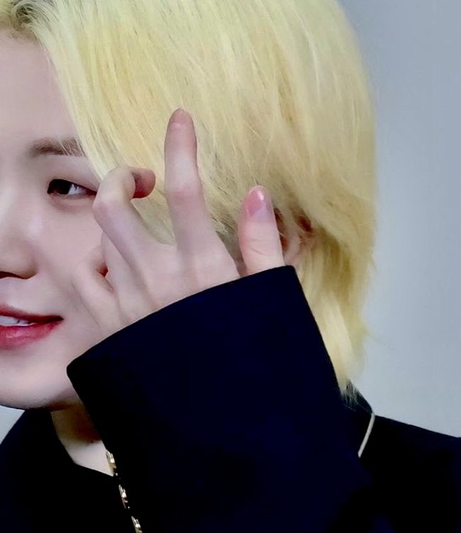 이지훈 손 tweet media