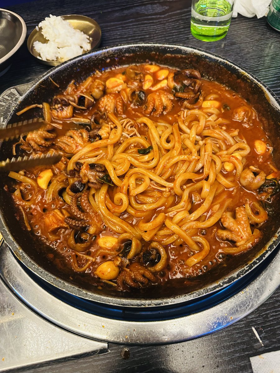 渡韓記録④

タコと辛いもの欲で行ったら想像以上に辛くてビックリ😂  
うどんを入れたらまろやかになるかなぁと思ったら…さらに辛さ増し🤣 
でもクセになる…🔥

📍청담해정