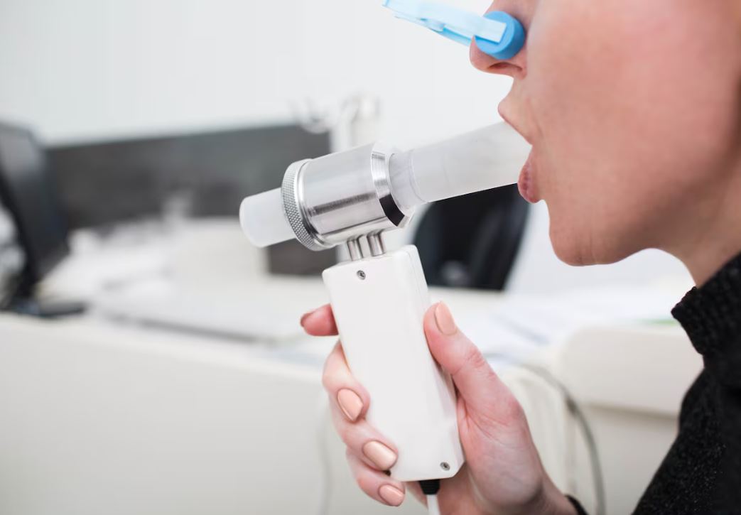 Hosp_Villalba's tweet photo. A día de hoy, la #espirometría es la única prueba capaz de detectar la #EPOC. ¿Cuáles son sus síntomas? Nos informa la Dra. María Jesús Rodríguez Nieto, responsable de nuestro Servicio de #Neumología

🔗 https://t.co/LIAoorTEBh vía @el_pais https://t.co/mAE1W6KbCQ
