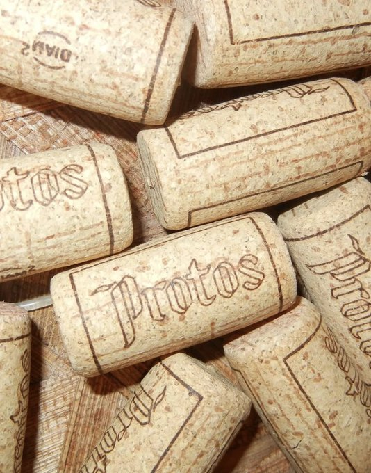 Bodegas_Protos's tweet image. El tapón de corcho es en gran parte el responsable de la conservación del vino permitiendo la micro-oxigenación que requieren los vinos para su envejecimiento en botella.. Es un cierre natural, ecológico y renovable.💚

#BodegasProtos #DORibera #Vino