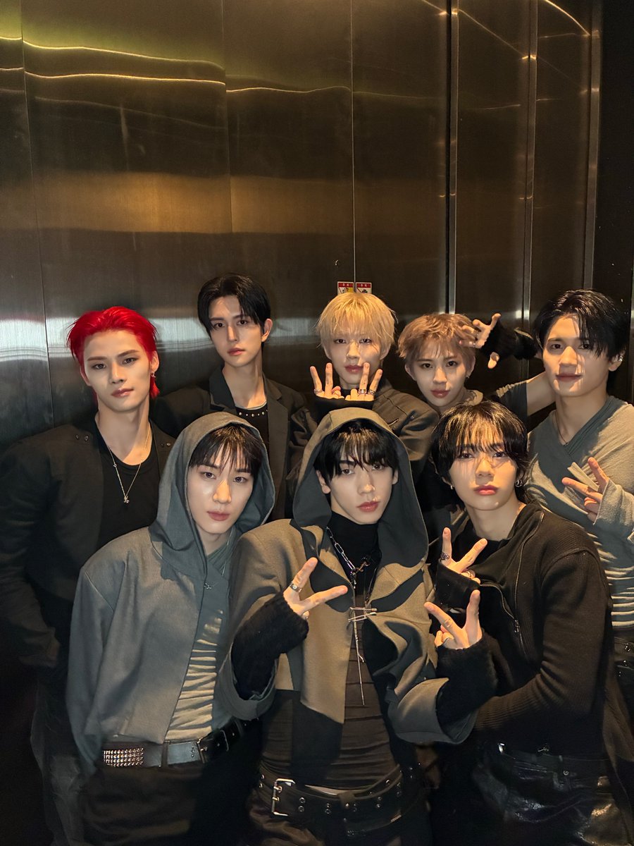 8TURN_INA's tweet photo. Merayakan April Fools pada tanggal 1 kemarin, #8TURN mengunggah foto kebersamaan memulai promosi bruise! https://t.co/wHd2Az1C1r