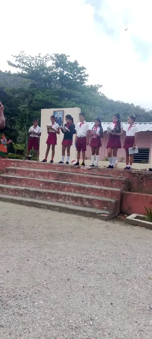 DMEmanicaragua's tweet photo. "No dejen de ayudarse unos a otros"
Eso es lo que nos une, es lo que nos hace fuertes.
Gracias a cada persona que, desde su trinchera, hizo posible ese día. Porque ayudarse unos a otros es la única manera de seguir adelante.
#EducacionManicaragua #EducacionVillaClara #CubaMined https://t.co/H9iK2URQM9