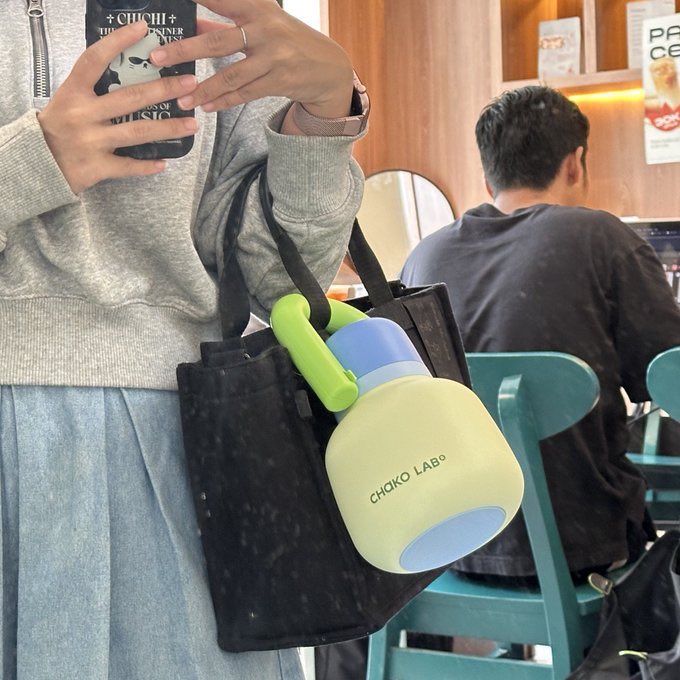 nocturnalcutie's tweet photo. why not thermos?
((iya, thermos itu nama brand guys))

but serious answer, kalau mau chako lab belinya yang hung! bisa digantung di tas (walaupun berat ofc) trus tutupnya bisa jadi gelas! https://t.co/vGZGrvSPIS