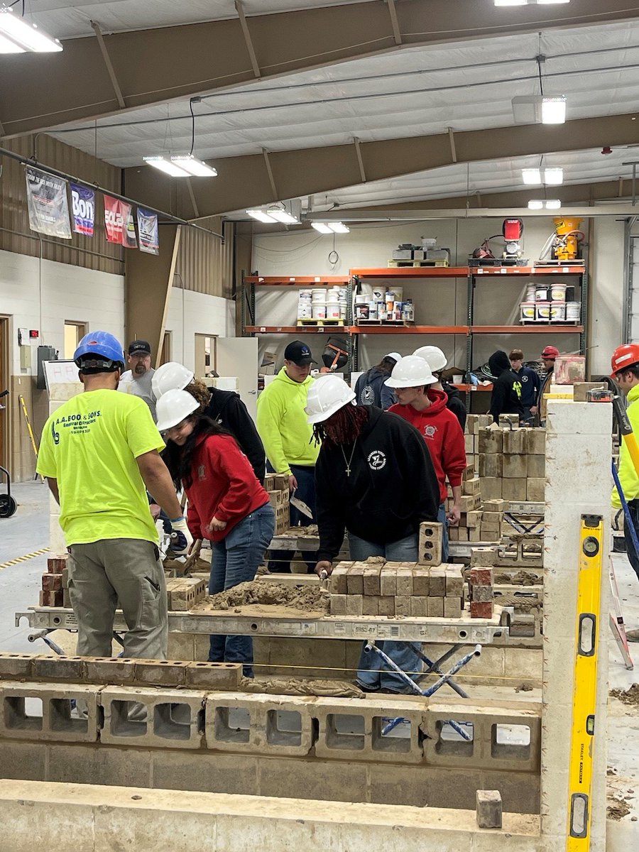 IUBAC's tweet image. BAC Local 23 OH/WV/KY/MD welcomed 40 students from Vanguard-Sentinel CTC to our Northern #Ohio Regional Training Center! From laying #brick to #restoration, these students are ready to build the future. 💪
#UnionStrong #CommunityFirst #BuildingTomorrowTogether
