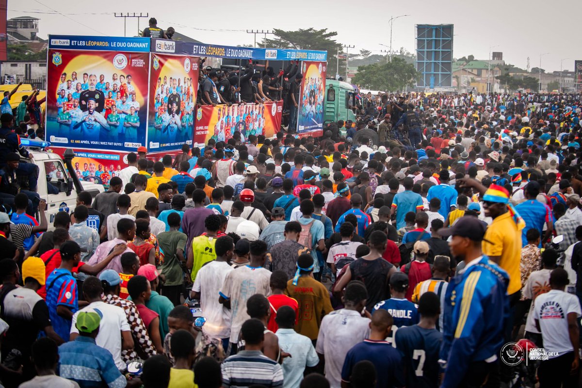 CnjRDC's tweet photo. L’amb Claude Mbuyi a représenté la jeunesse lors de l’accueil des Léopards qualifiés à la Coupe du Monde.
Accueillis par le Président Félix Tshisekedi et une foule en liesse, ils ont reçu des promesses de reconnaissance. Une voiture et une maison. Une génération qui hisse la RDC. https://t.co/pTtWCCuSCn