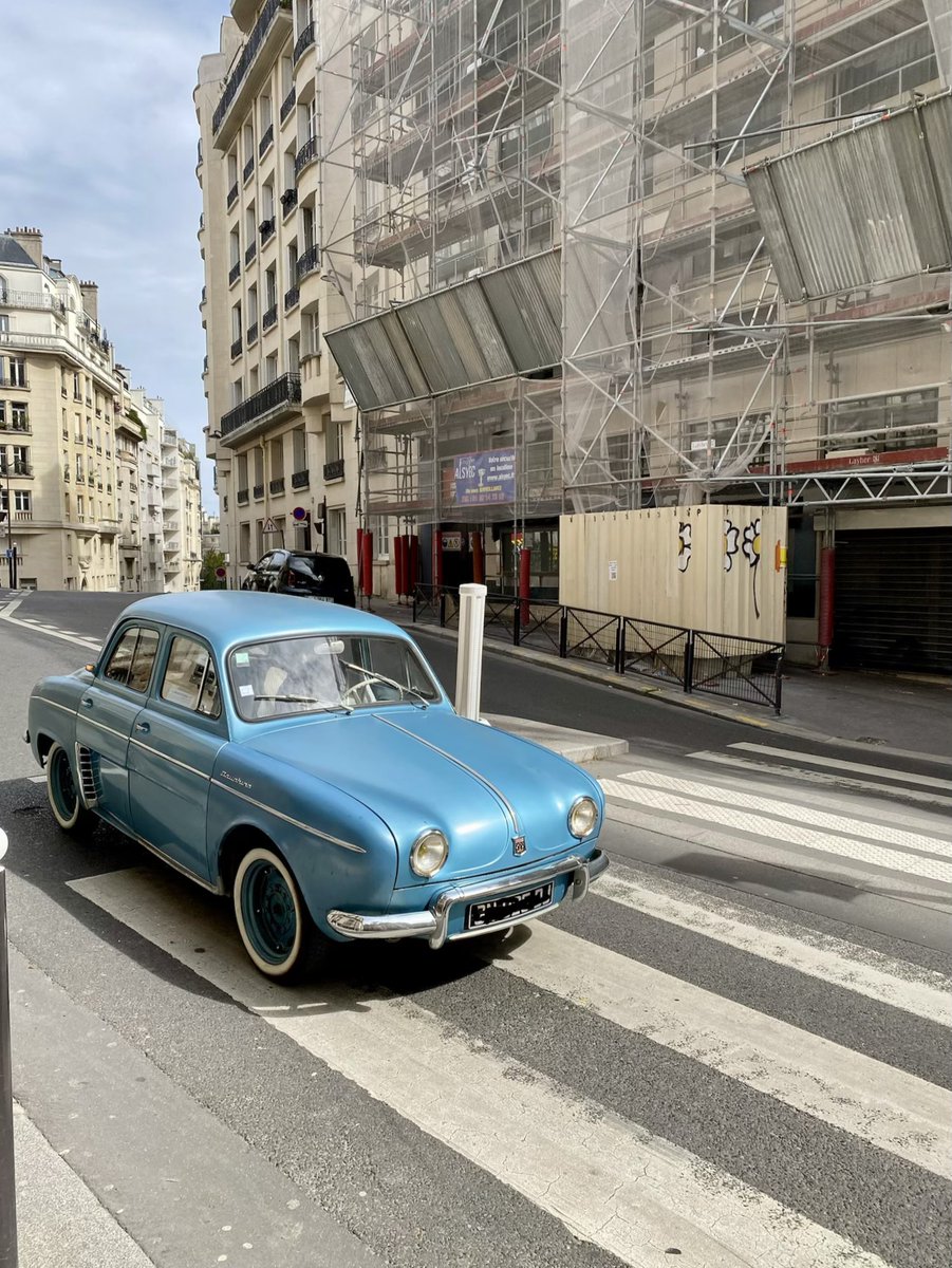 À Paris, c’est une petite Renault Ondine qui est venue nous annoncer le retour du printemps ! Bon week-end ! ￼