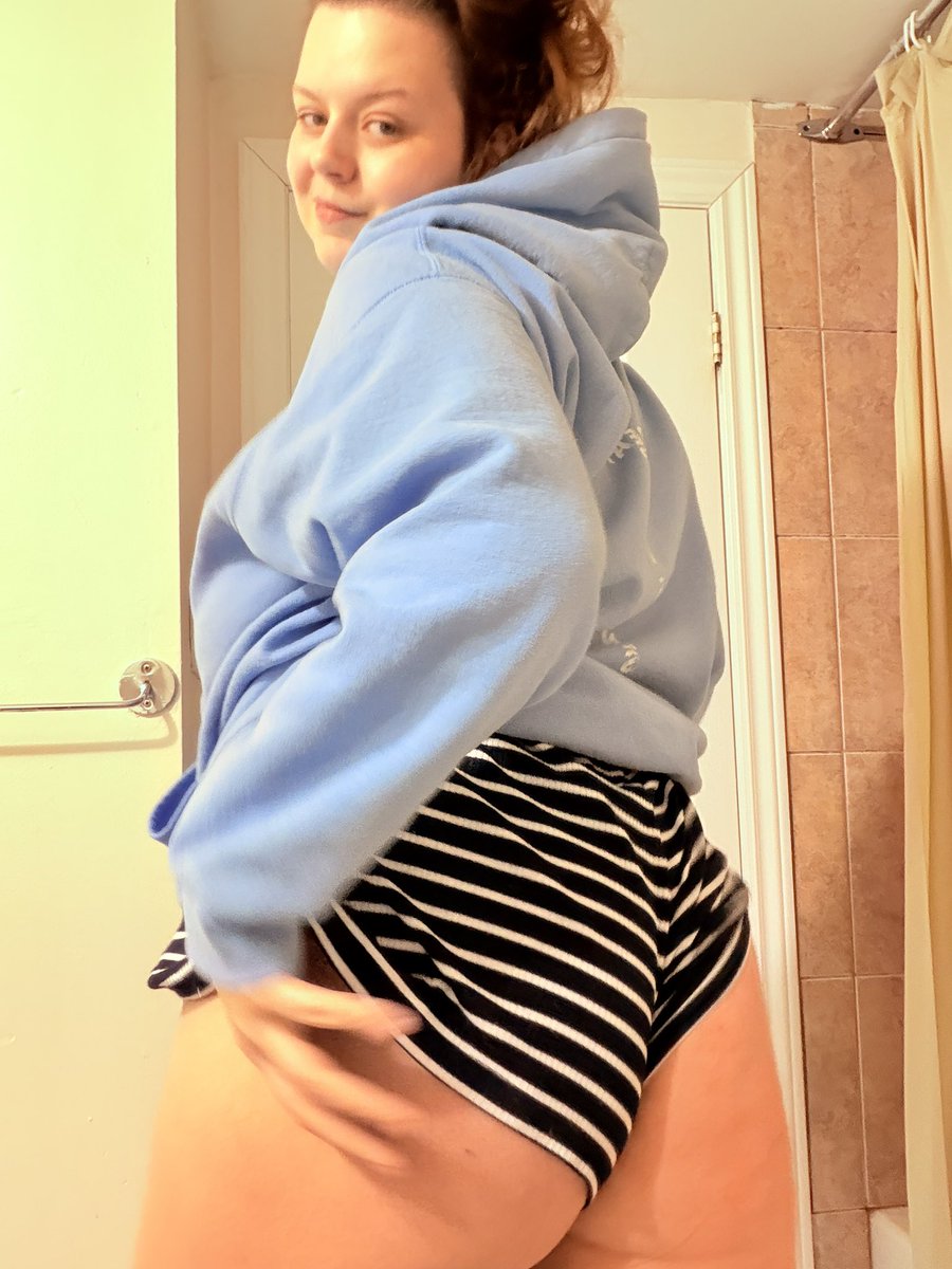 TemptingJessXO's tweet photo. Oh hi I’ll see you later today 🙊🥺 https://t.co/yFOe1tY2FC