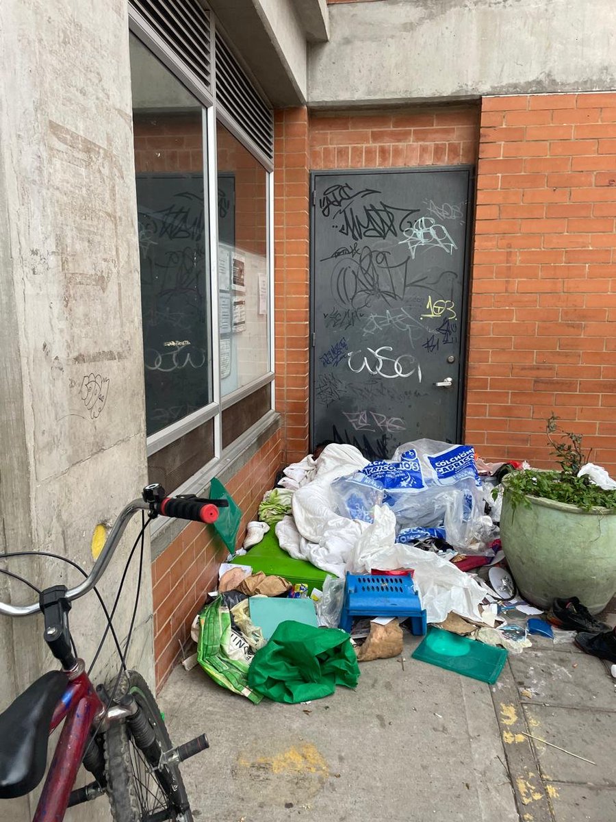 mianvahe's tweet photo. La Secretaría de Educación de Bogotá dijo antes de salir al receso de Semana Santa: "Nos ocuparemos con urgencia" Hoy Lunes de Pascua, llegamos y encontramos el colegio Gerardo Paredes del Rincón de Suba invadido de habitantes de calle, lleno de excremento, basura, invadido y con pésimos olores. ¿Dónde está el alcalde? ¿Por qué nos abandona de esta forma al caos y la inmundicia? ¿Por qué los niños y jóvenes no merecemos respeto?