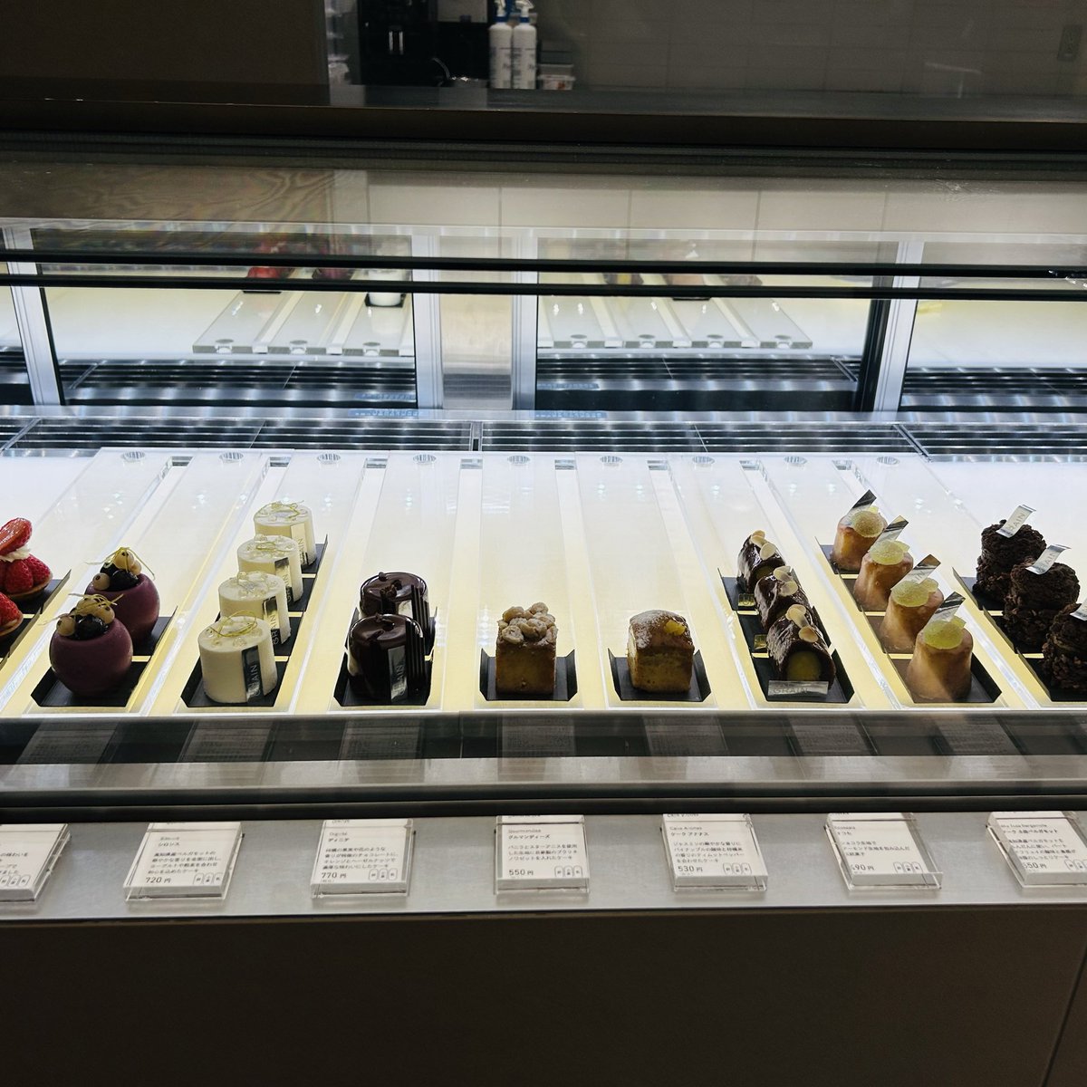 piitopaa's tweet photo. 今日はアングランさんに行って平さんがもらったケーキをゲットしてきたよ♪
写ってないのがこれですってお店の方が教えてくれたのでお土産に即買いました🤭ちょろいです👍
#松下洸平
#UNGRAIN
#美しい日本に出会う旅
#BSTBS https://t.co/jIpT5BeQQP